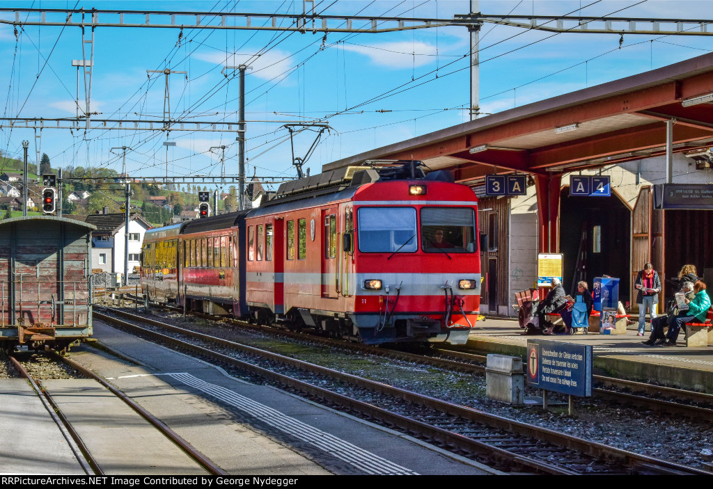 AB 11 arriving at the station